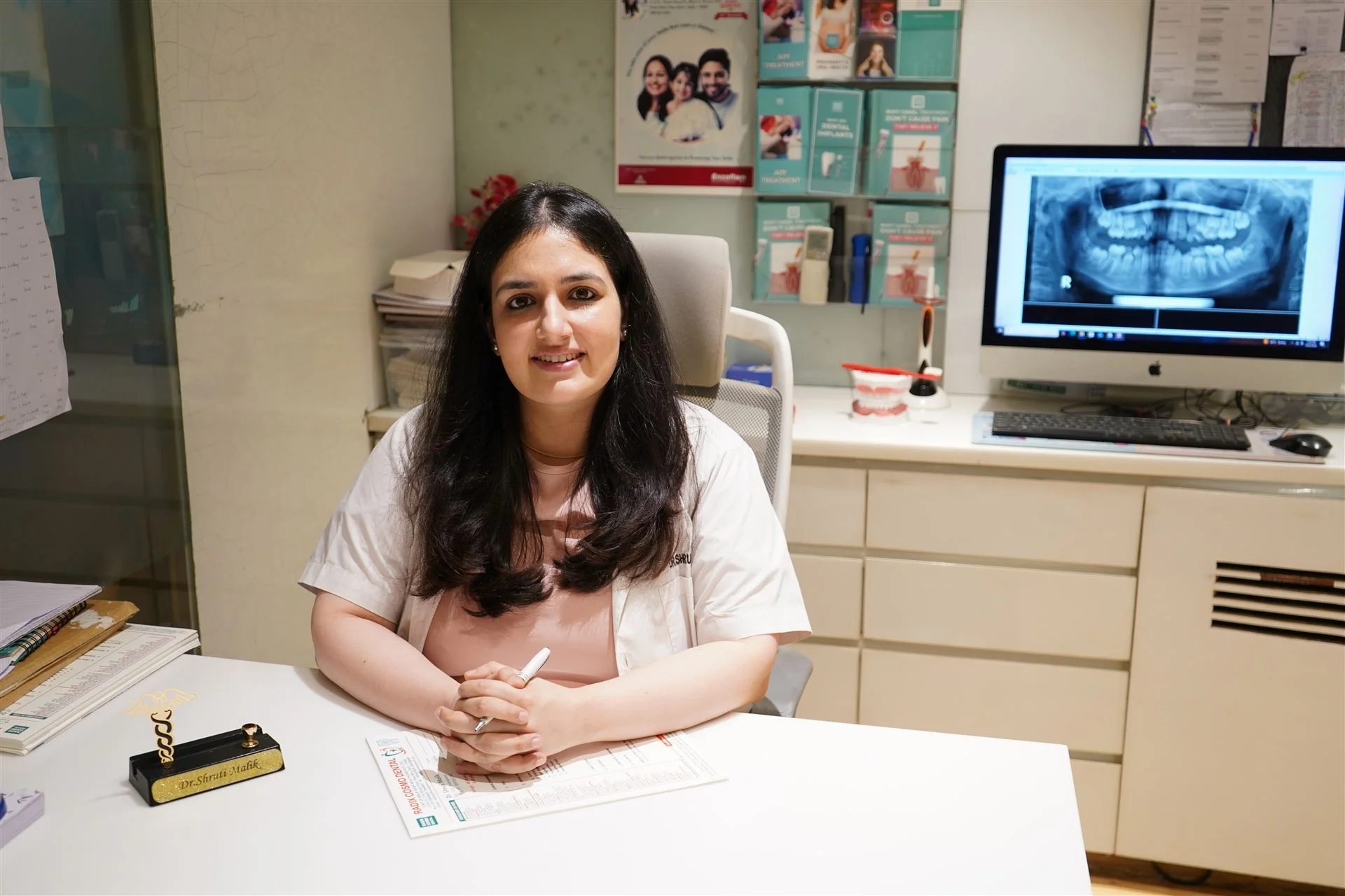 Dr. Shruti Malik consulting a patient at Radix Cosmo Dental, Nirman Vihar, East Delhi